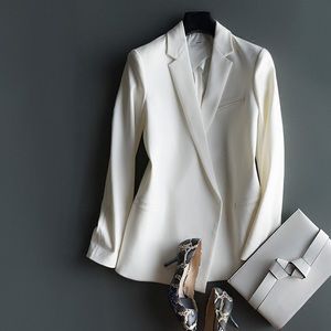 white casual blazer, a must have !